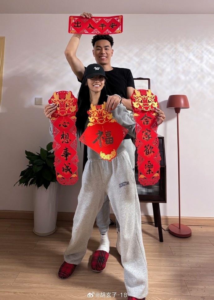 李添荣社媒更新休赛期日常，晒出观看演唱会视频的简单介绍
