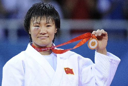 美国柔道选手斗志昂扬，勇夺金牌