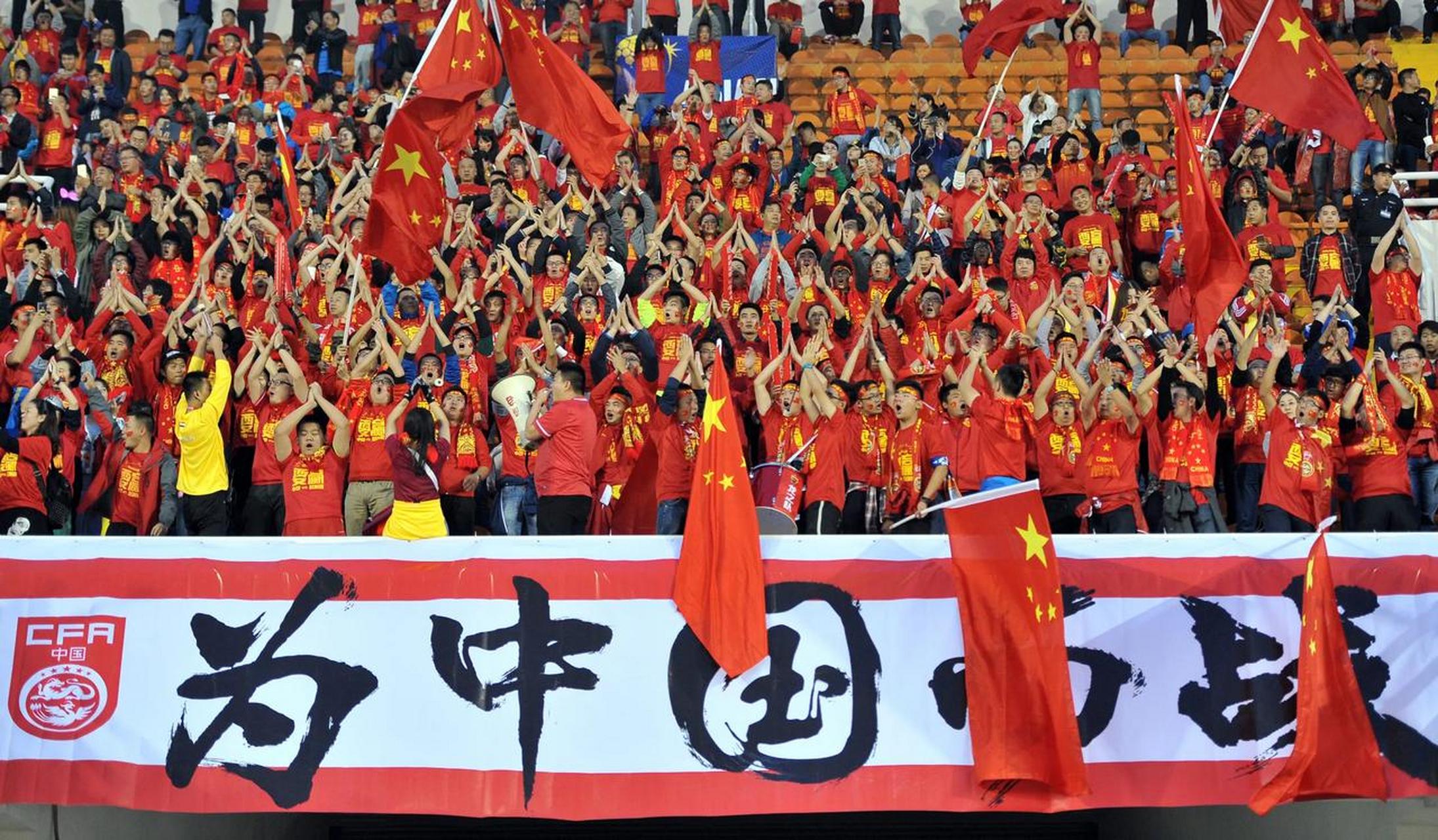 立足赛场，中国足球队晋级全国顶级